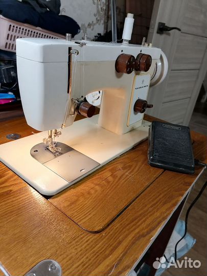 Швейная машина Чайка 142м