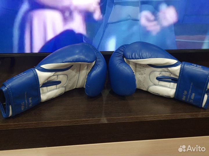 Боксерские перчатки 10 oz clinch