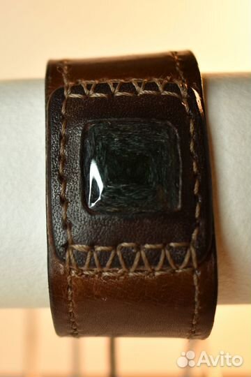 Браслет из кожи с вышивкой
