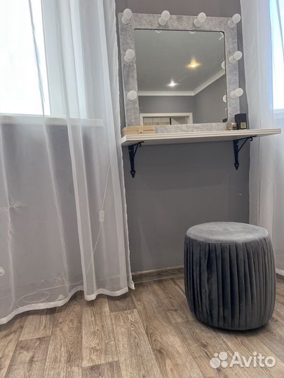 Гримерное зеркало с полочкой икеа и пуфиком