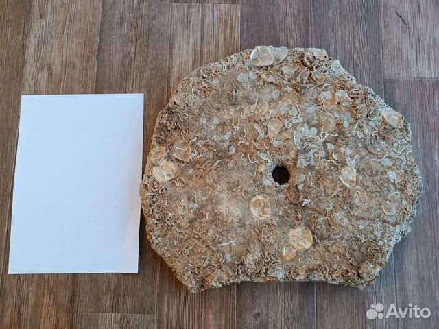 Старинный каменный жернов