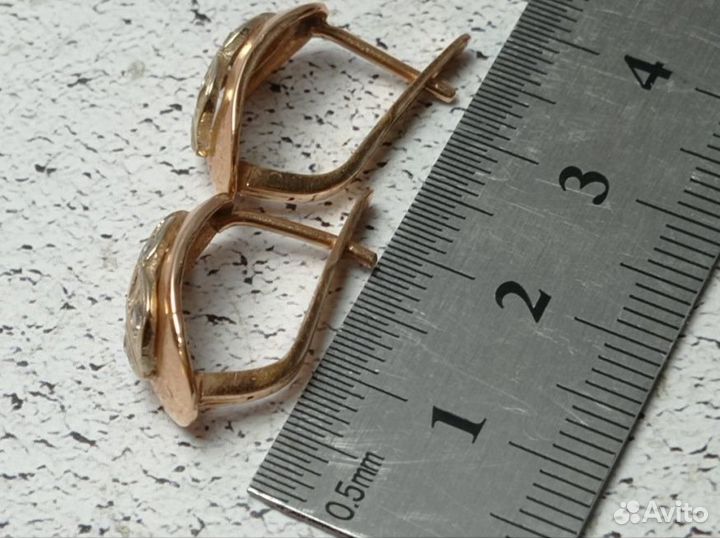 Золотые серьги 585 пробы массой 3.9 грамма