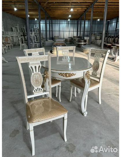 Стол и стулья в кухню