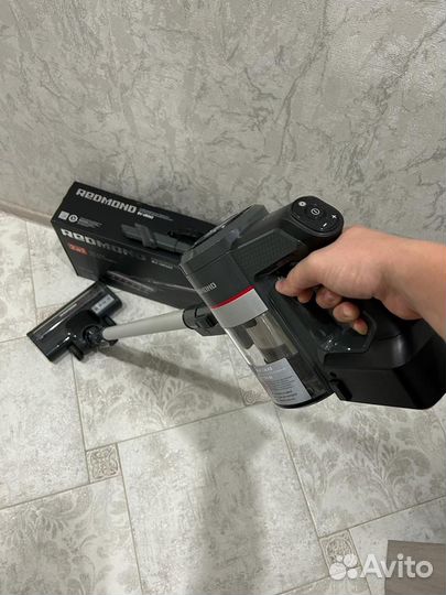 Пылесос вертикальный беспроводной redmond RV-UR362