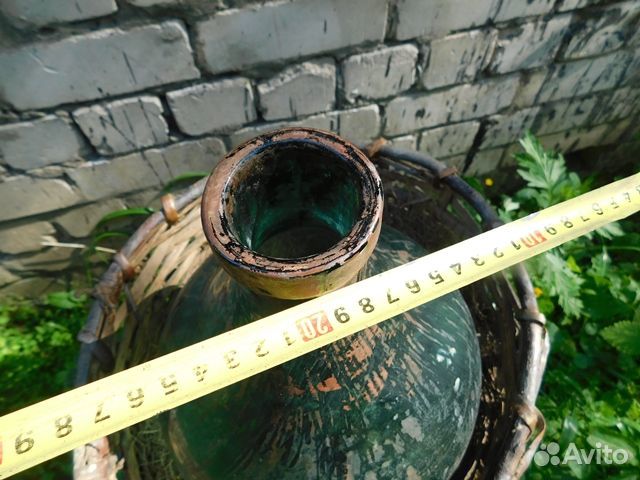 Антикварная бутыль в плетеной корзине-переноске ри