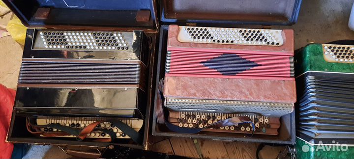 Гармони и баяны много,б/у