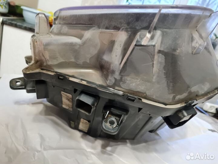 Правая фара на автомобиль