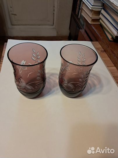 Стаканы темного стекла с гравированным узором