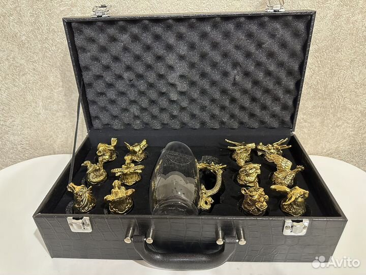 Рюмки перевертыши набор чемодан золотой