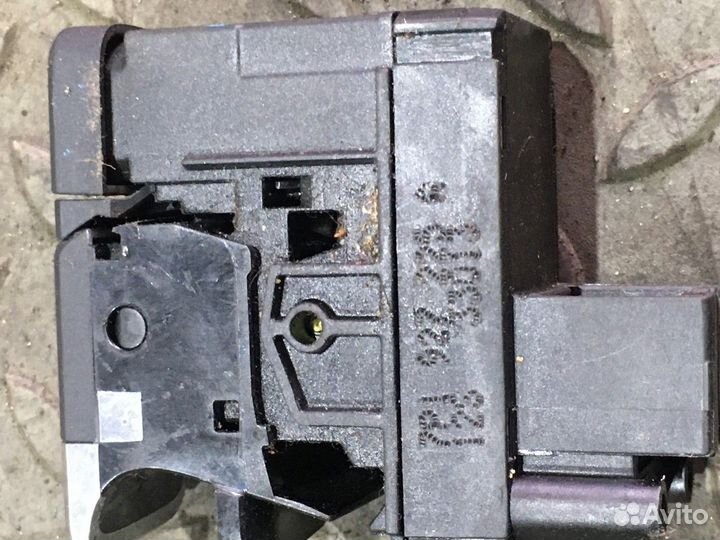 Кнопка фиксатора стояночного тормоза