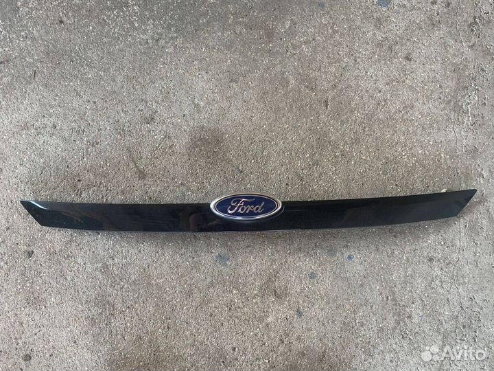 Накладка крышки багажника Ford Focus 2