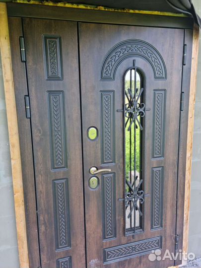 Дверь в коттедж Vitra входная со стеклом