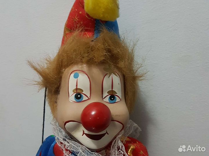 Кукла клоун с фарфоровой головой на веревках