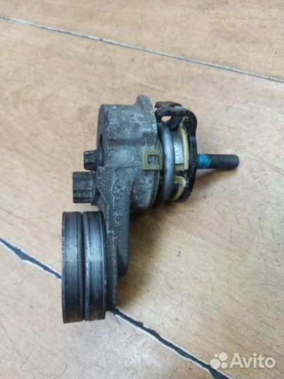 Натяжной ролик приводного ремня Opel Zafira B