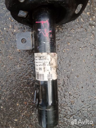 Стойка амортизатора передняя,правая. Pegeot 2008