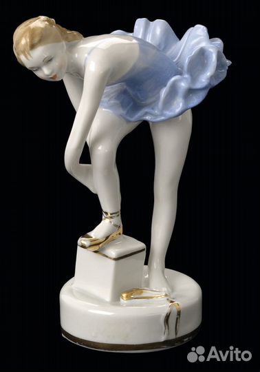 Статуэтка фарфоровая