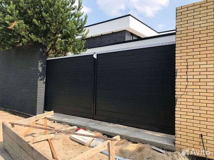 Распашные ворота со встроенной калиткой