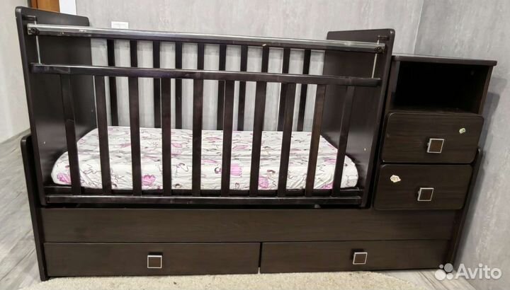 Детская кроватка с маятником и ящиком