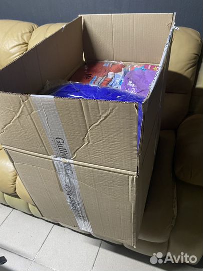 Коробка новых детских вещей