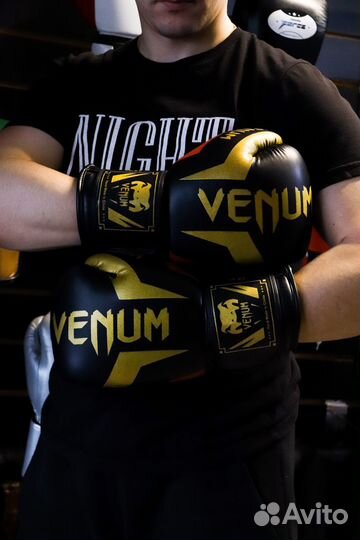Боксерские перчатки Venum Black Red Gold