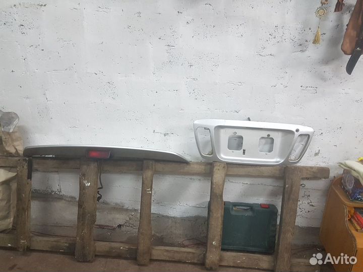 Спойлер и вставку в багажник на тойоту надя