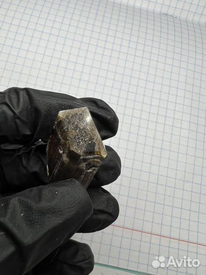 Кристалл полихромного турмалина