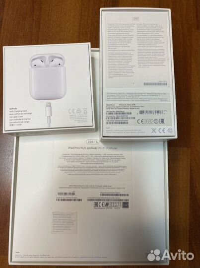 Коробка iPad Pro, AirPods и iPhone