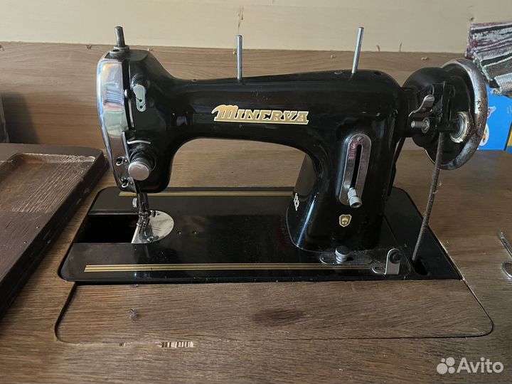 Машинка швейна ножная