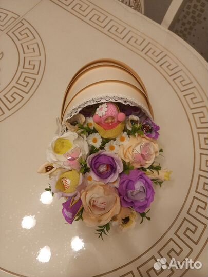 Цветы с конфетами на выписку из роддома в люльке