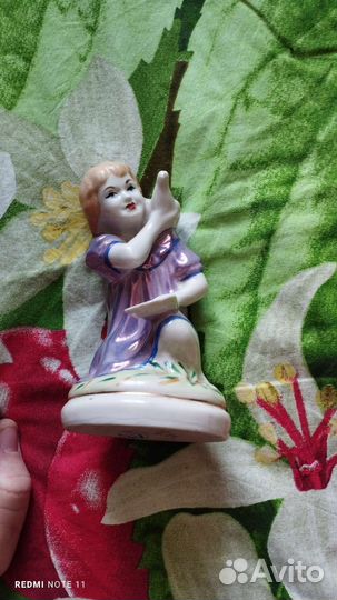 Статуэтка девочка кормит голубя фарфор