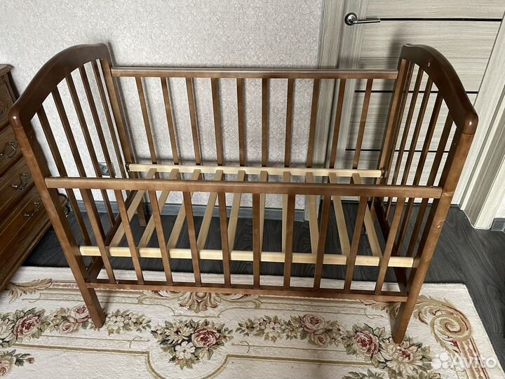 Детская кроватка с маятником