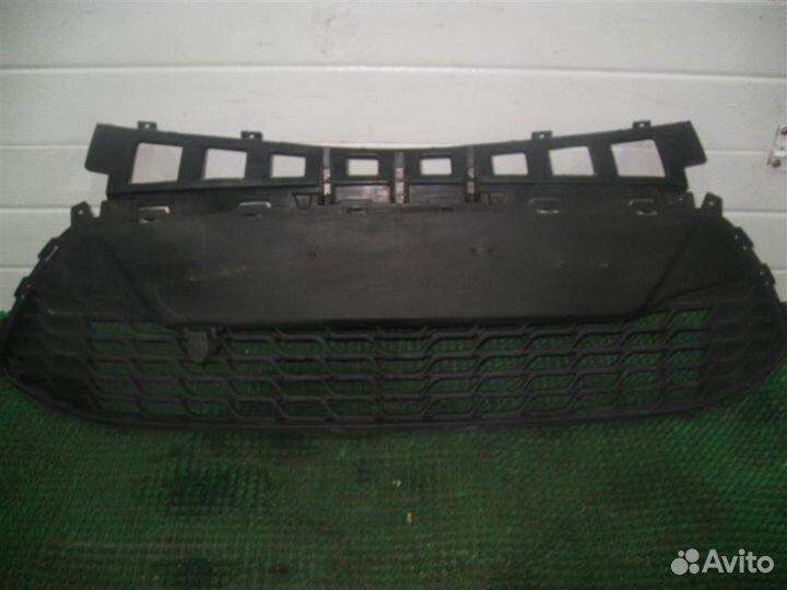 Решетка в бампер центральная Hyundai i30 2011