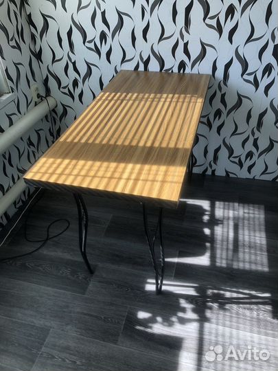 Обеденый стол