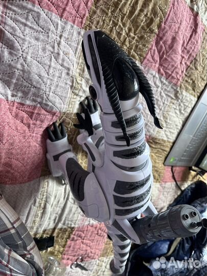 Робот динозавр