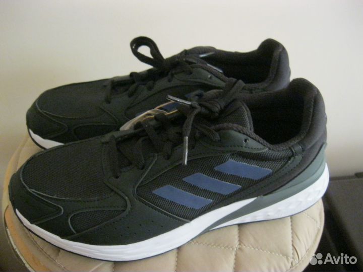 Кроссовки adidas response