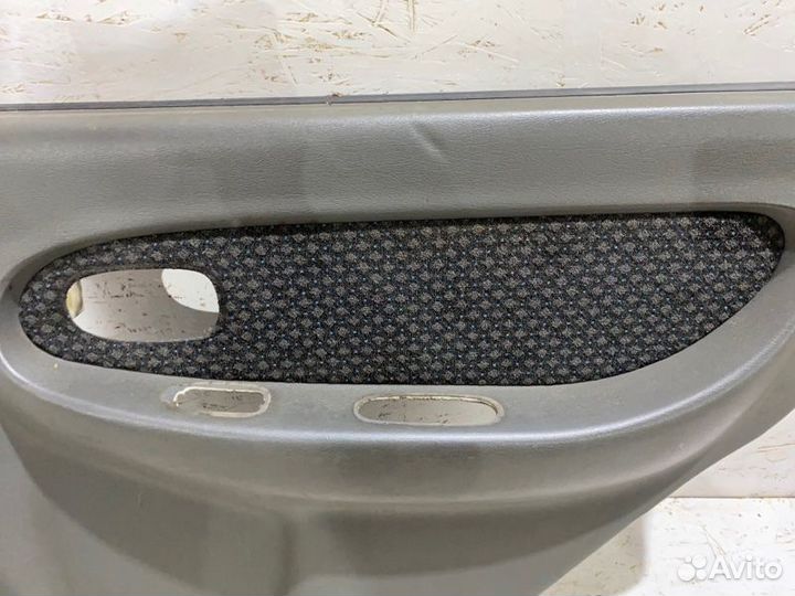 Обшивка боковой двери задняя правая Kia Shuma