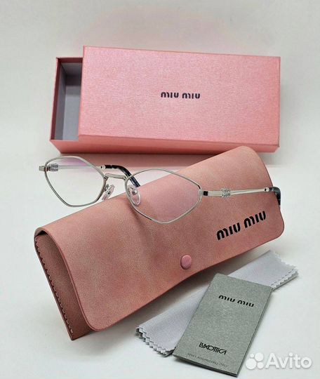 Солнцезащитные очки Miu Miu