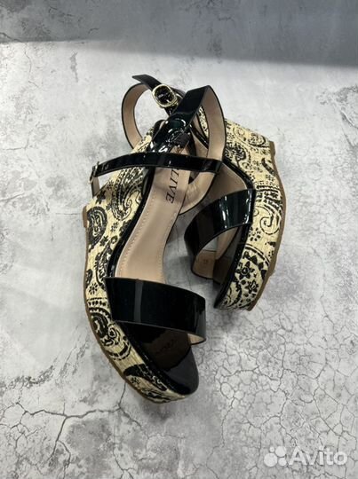 Босоножки на танкетке