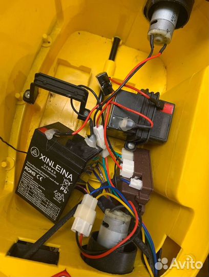 Игрушечный автомобиль