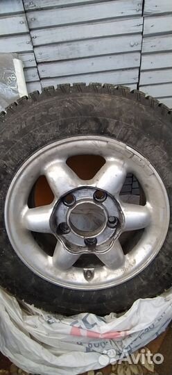Колеса зимние 205 70 R15 Bridgestone на Ниву