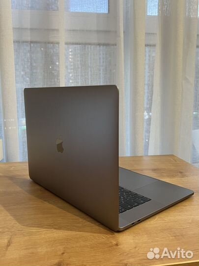 MacBook Pro 15 (2016), 256 гб, 4 ядерный Intel Cor