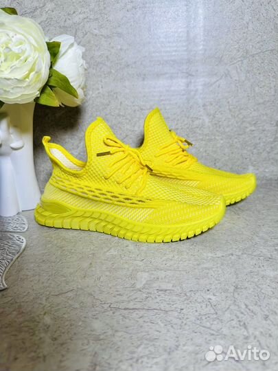 Желтые кроссовки