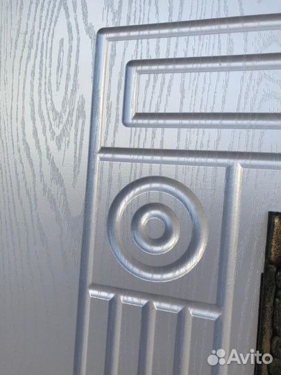 Входная нестандартная дверь с ковкой