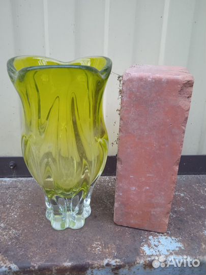 Ваза из зеленого стекла