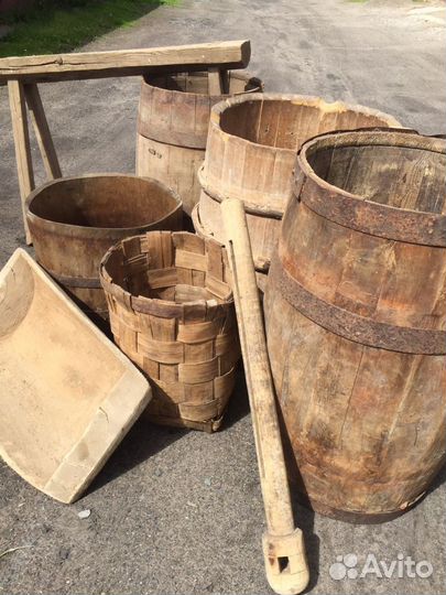 Старинные деревянные бочки, кадки. Большие
