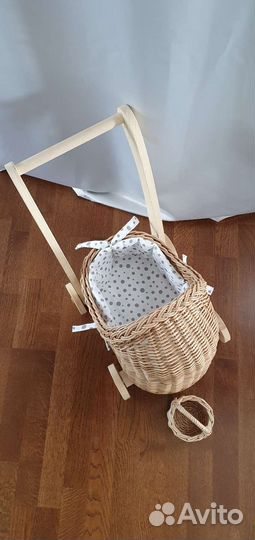 Коляска игрушечная плетёная