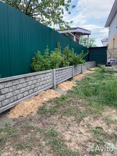 Забор бетонный, грядки