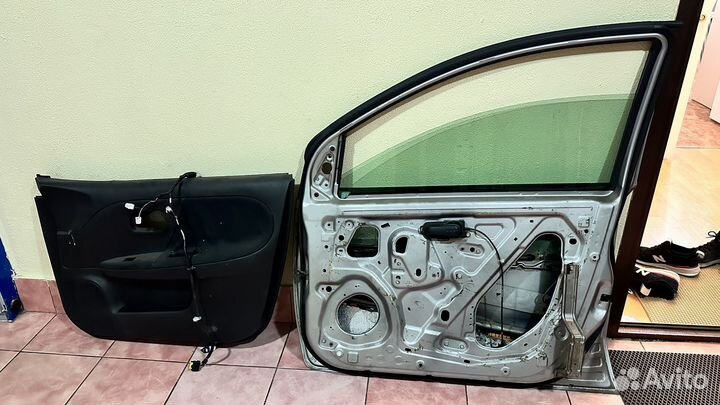Дверь в сборе б/у nissan note E11 2011 год выпуска