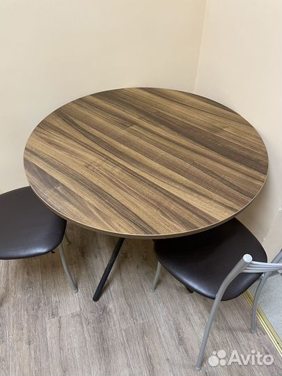 Стол и стулья