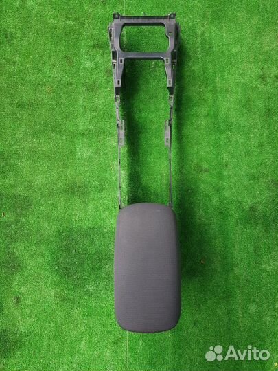 Бардачок между сиденьями Toyota Corolla Touring